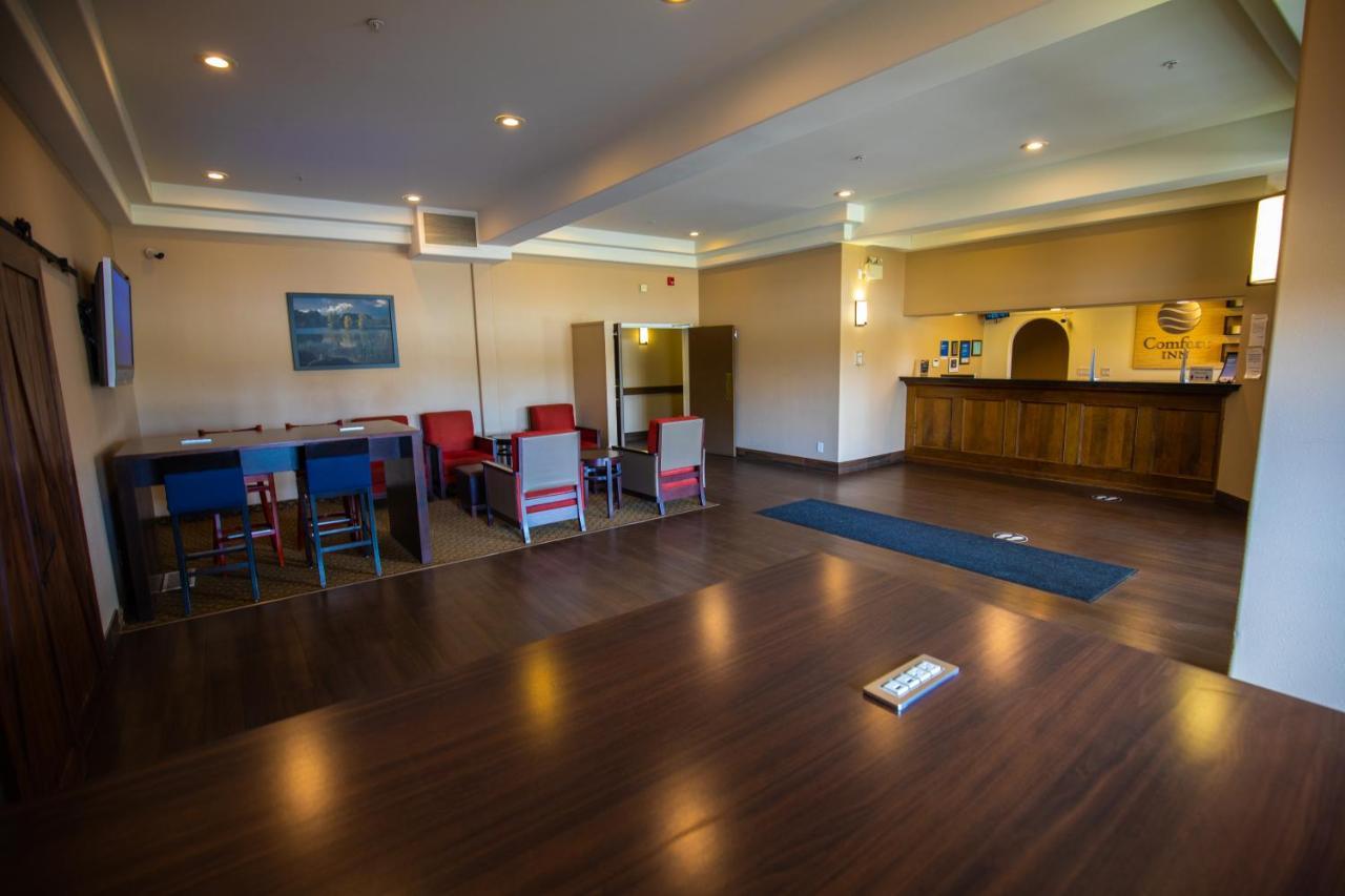 Comfort Inn Летбридж Екстериор снимка